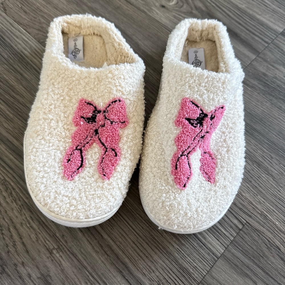 Cream Slipper Shoes with Pink Bow Accent
